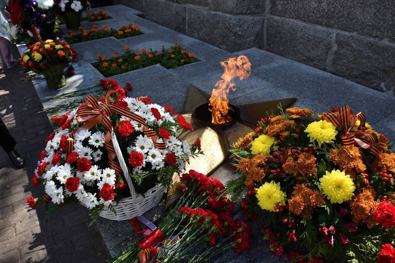 церемония возложения цветов к мемориалам