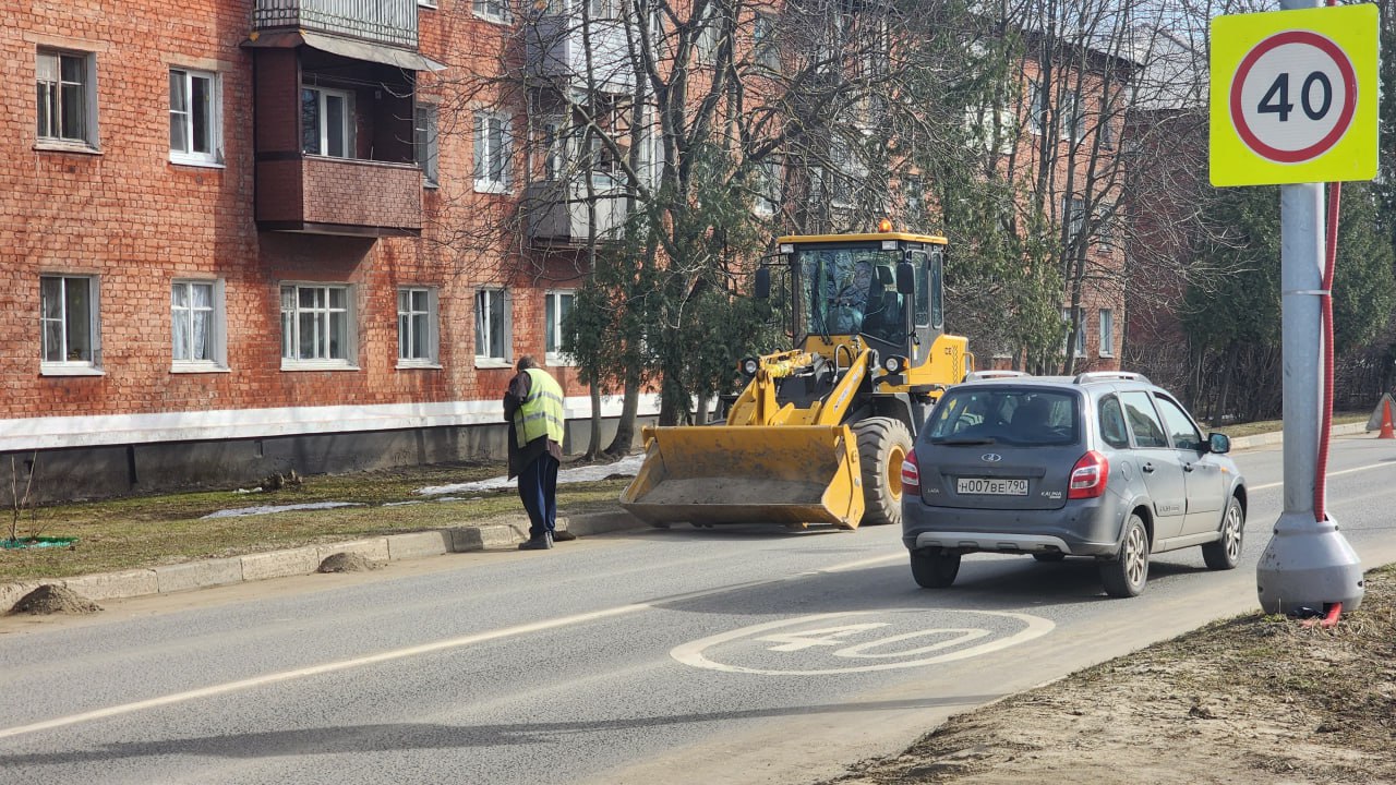 Улицу Калинина в Ступино освобождают от зимних наносов / Администрация  городского округа Ступино