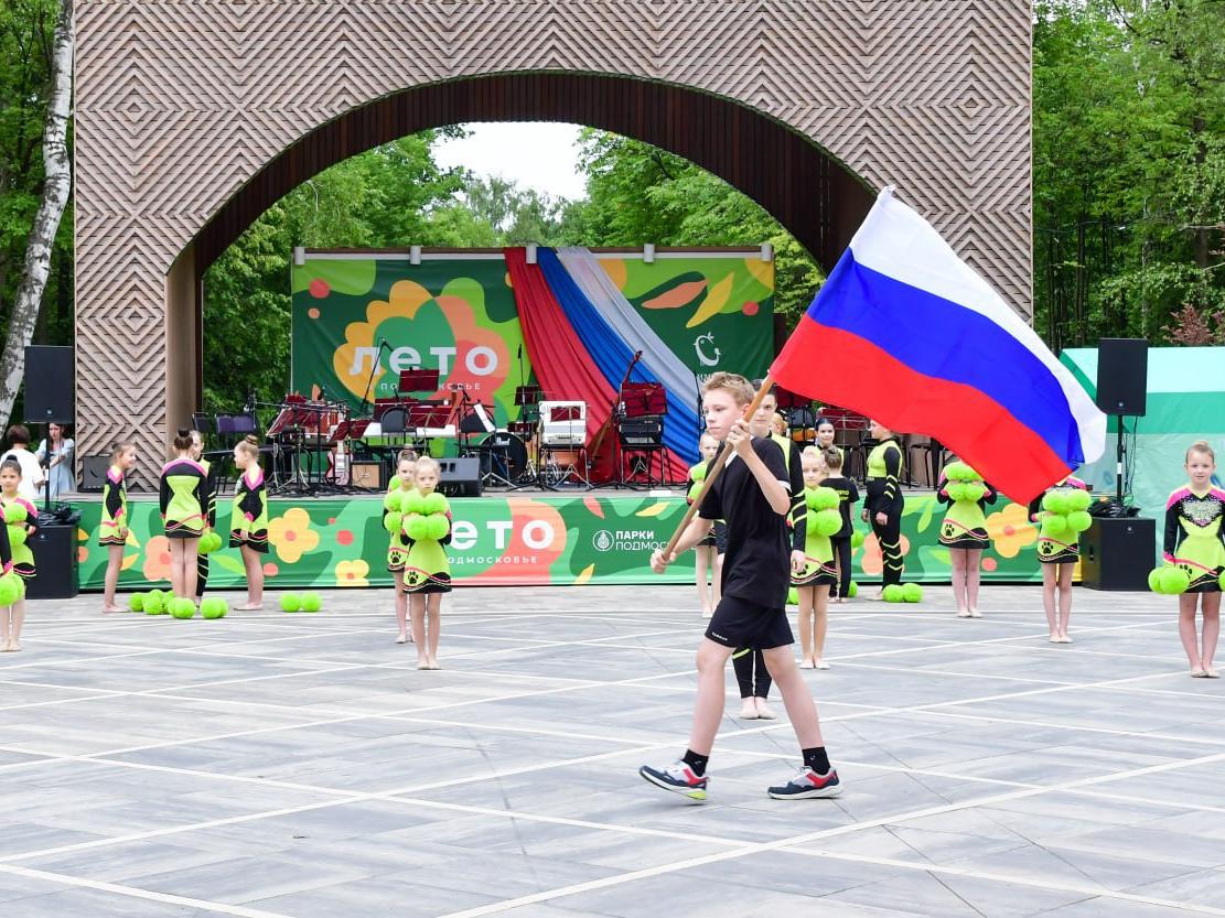 В День России ступинская сборная по чир-спорту показала флешмоб, посвященный государственному празднику.
