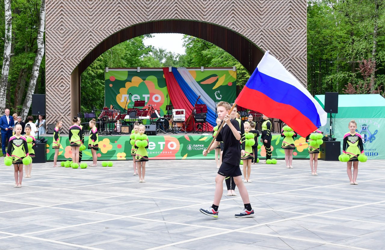 В День России ступинская сборная по чир-спорту показала флешмоб, посвященный государственному празднику.