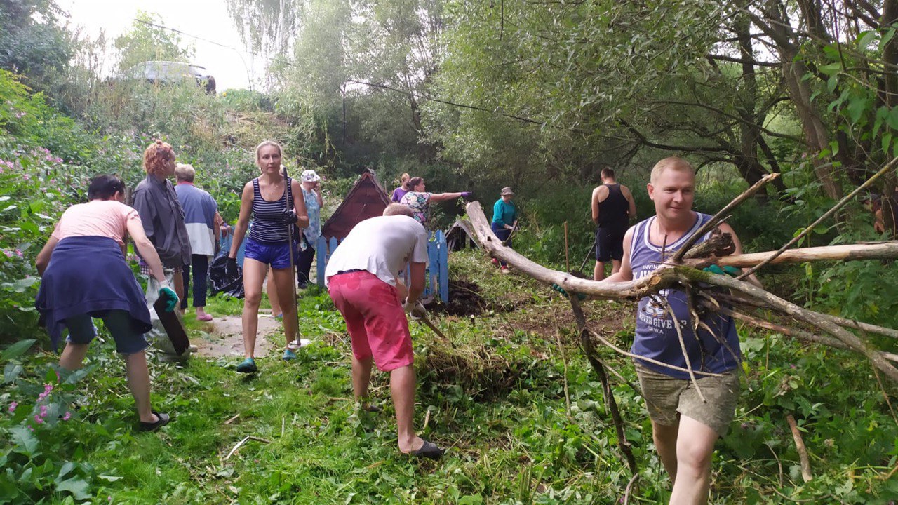 В деревне Дворяниново выходные дни проводят дружно и с пользой!