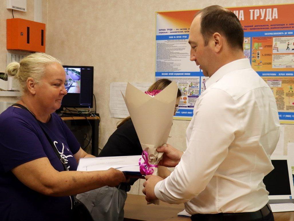 В деревне Леонтьево руководитель муниципалитета Сергей Мужальских вручил удостоверения избранным старостам.