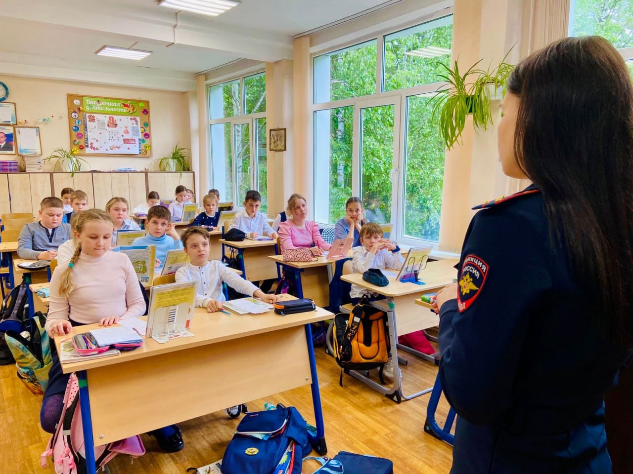 В г. Ступино сотрудница полиции встретилась со школьниками
