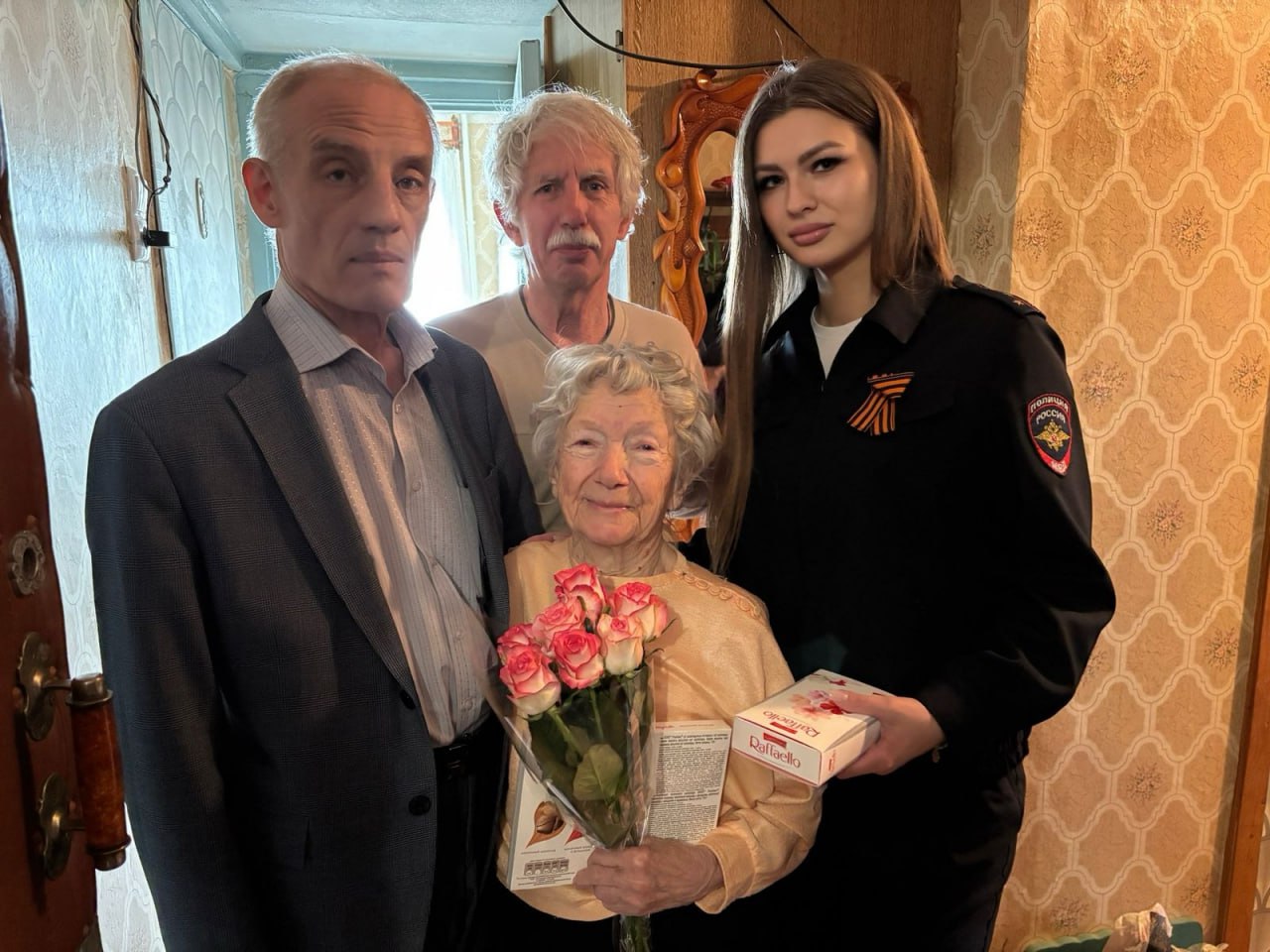 В г.Ступино полицейские поздравили ветерана Великой Отечественной войны с Днем Победы