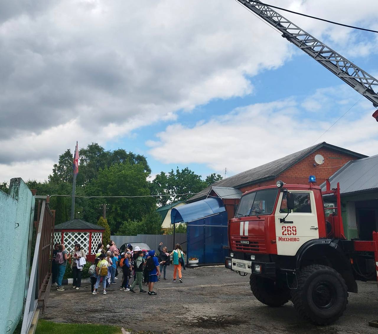 В гостях у ступинских пожарных побывали воспитанники школьного летнего лагеря