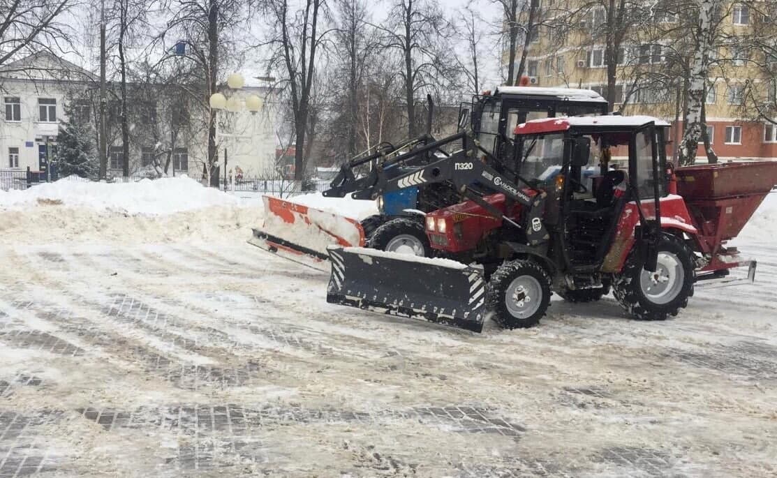 В округе продолжается уборка снега во дворах