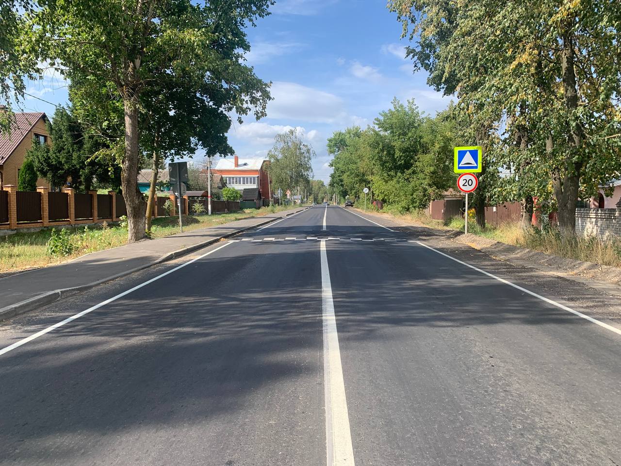 Local roads. Дорога. Обочина. Ремонт дорог. Обочина дороги в городе.