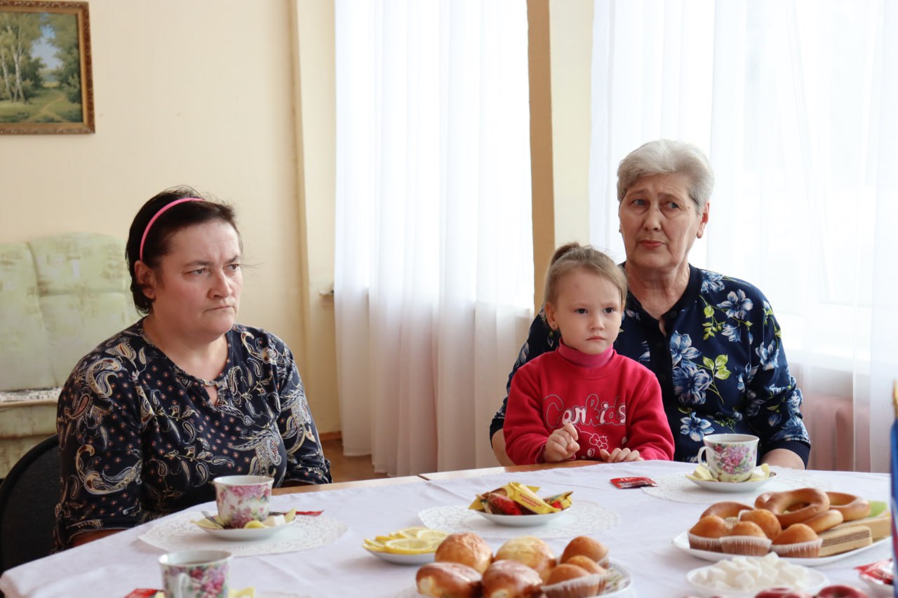 В селе Большое Алексеевское руководитель муниципалитета Сергей Мужальских  встретился с участником СВО, приехавшим в отпуск, и его близкими. /  Администрация городского округа Ступино