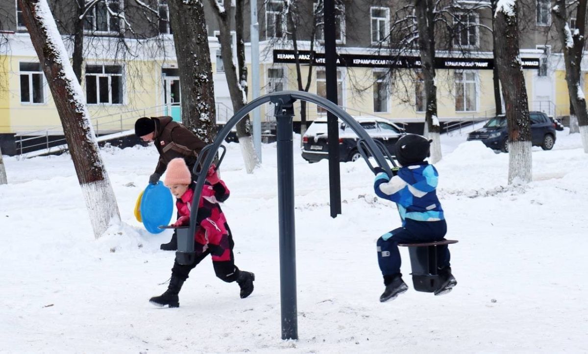 В сквере в центре города установили новые качели / Администрация городского  округа Ступино