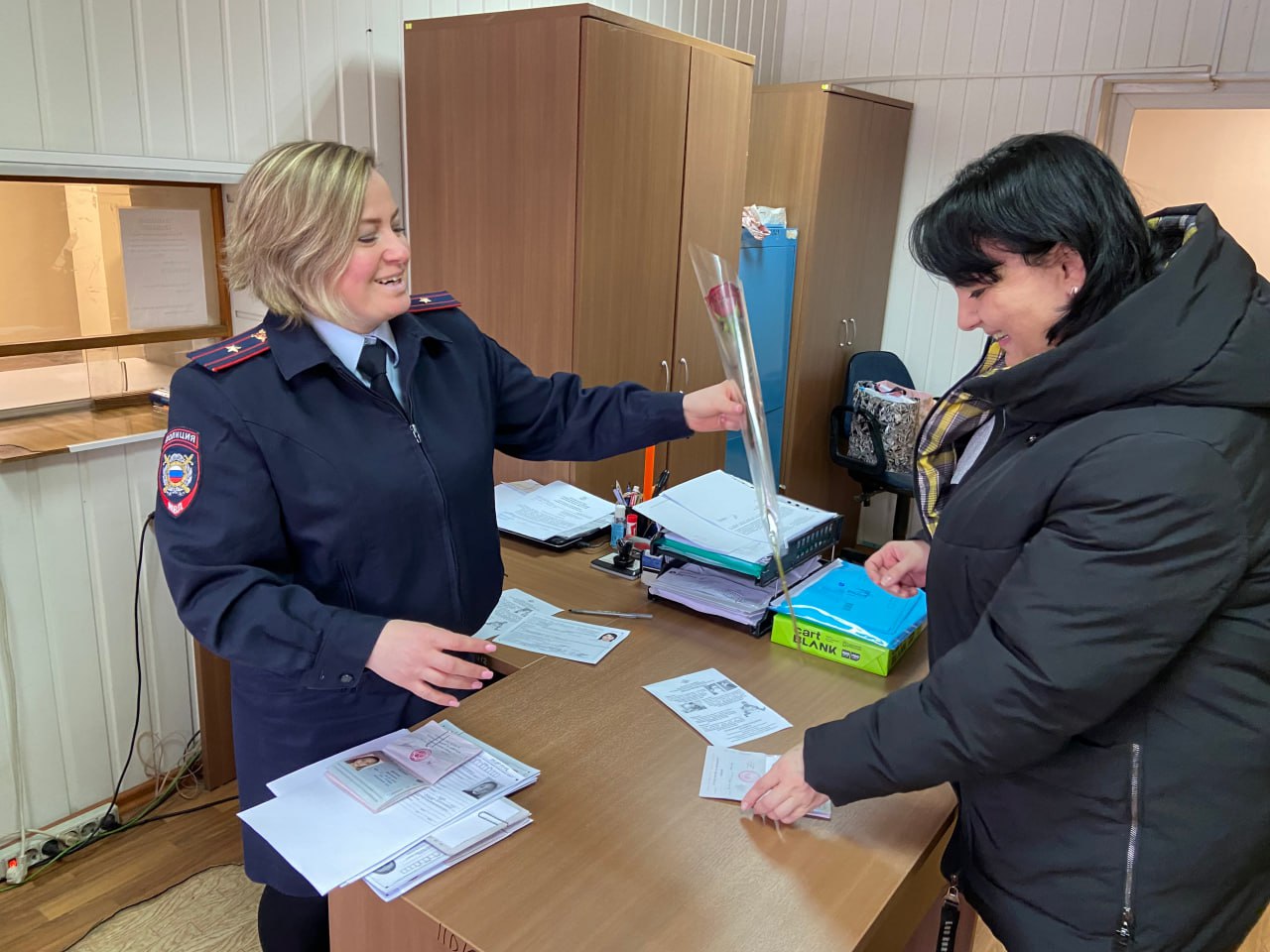 В Ступино полицейские присоединились к акции «8 Марта – в каждый дом» /  Администрация городского округа Ступино