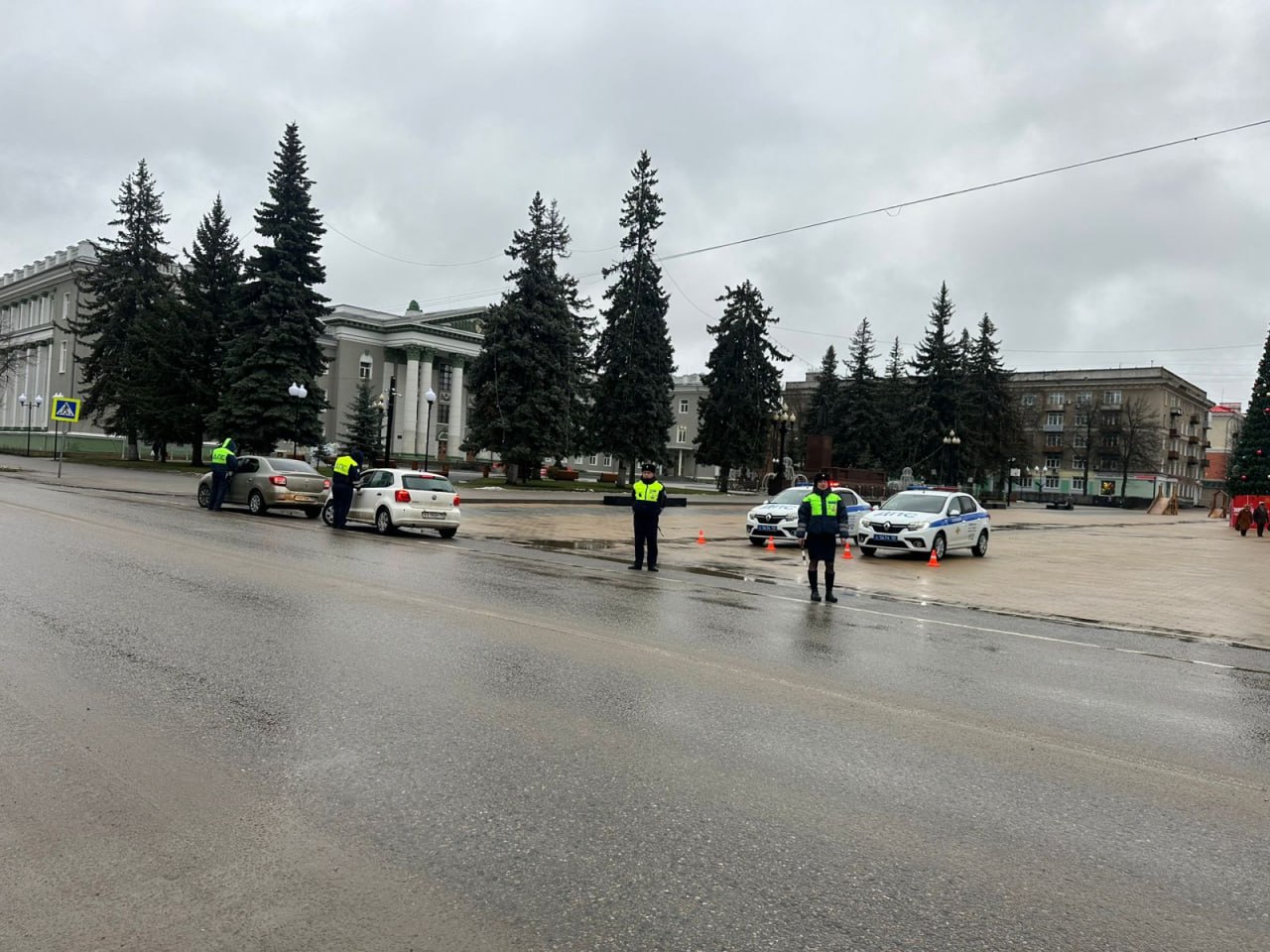 В Ступино сотрудники Госавтоинспекции провели беседы с водителями27