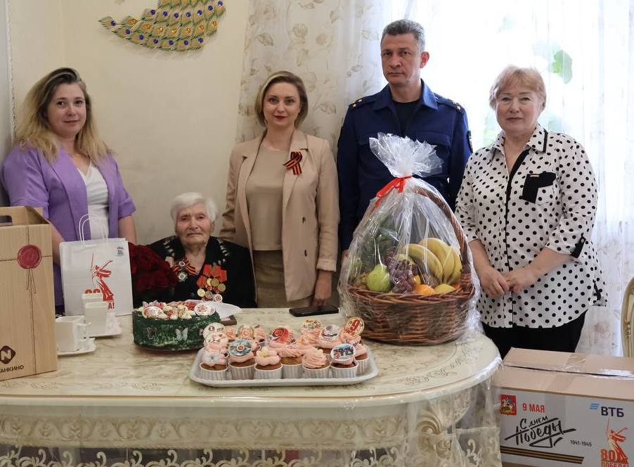В Ступино ветерана Великой Отечественной войны Тамару Шалимову поздравили с наступающим праздником 2
