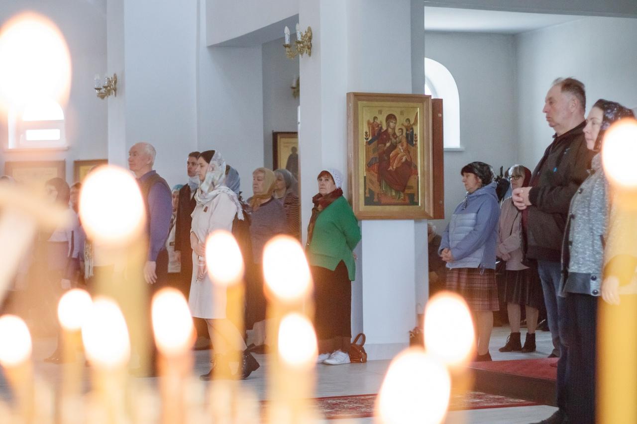 В ступинском храме Всех святых в земле Русской просиявших совершилась Божественная литургия Преждеосвященных Даров.