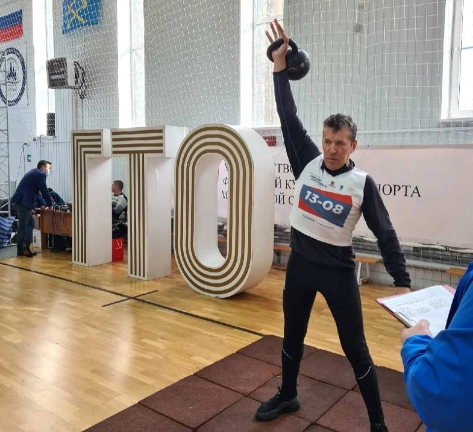Валерий Сиднев, тренер  Cпортивной школы Ока, выполнил нормативы ГТО на золотой знак отличия.