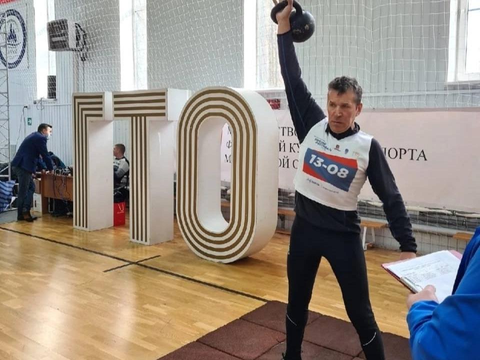 Валерий Сиднев, тренер  Cпортивной школы Ока, выполнил нормативы ГТО на золотой знак отличия.