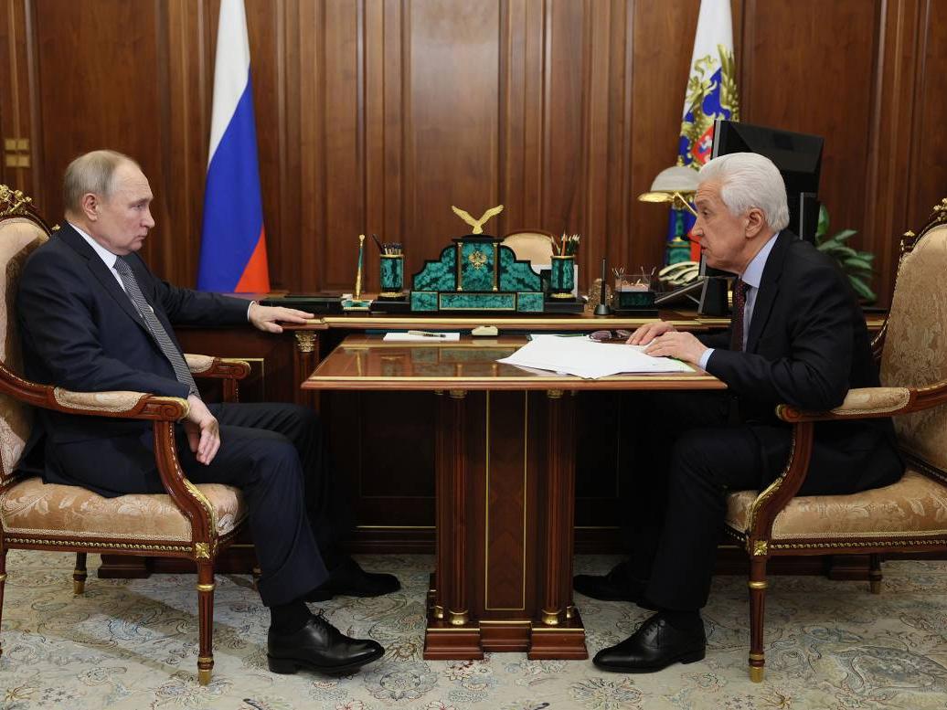 Владимир Путин на встрече с главой фракции партии в Госдуме Владимиром Васильевым