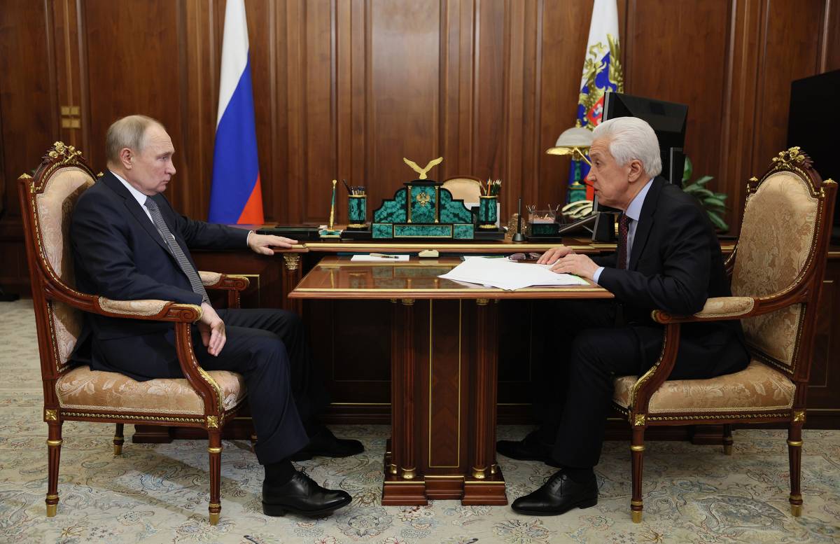 Владимир Путин на встрече с главой фракции партии в Госдуме Владимиром Васильевым
