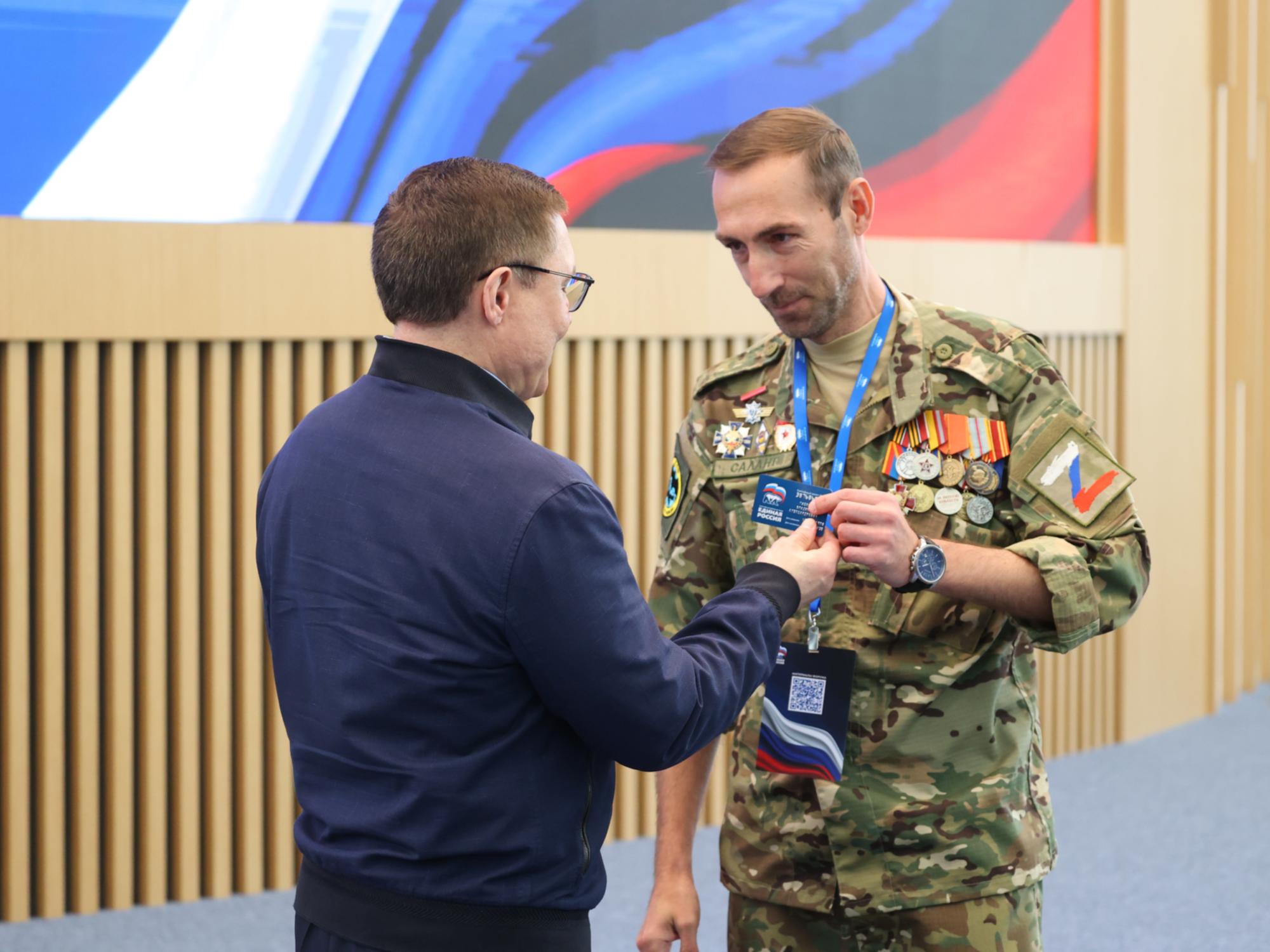 Владимир Якушев вручил партбилеты «Единой России» участникам СВО, победителям предварительного голосования партии в Подмосковье