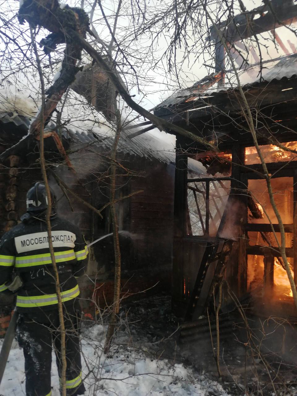 Во вторник 20 декабря, работники территориального управления №13 ГКУ МО  «Мособлпожспас» выезжали на ликвидацию пожара в поселке Малино городского  округа Ступино. / Администрация городского округа Ступино