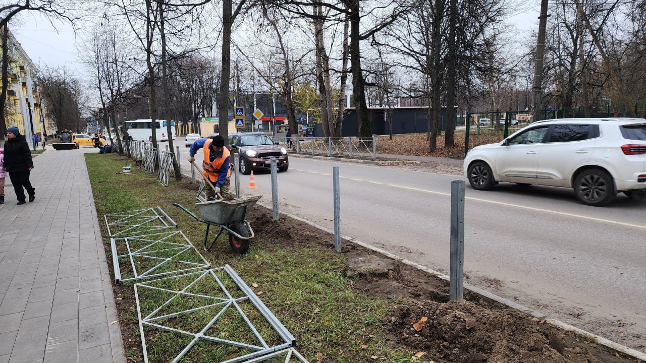 Возле ступинской детской поликлиники укрепляют ограждение вдоль дороги