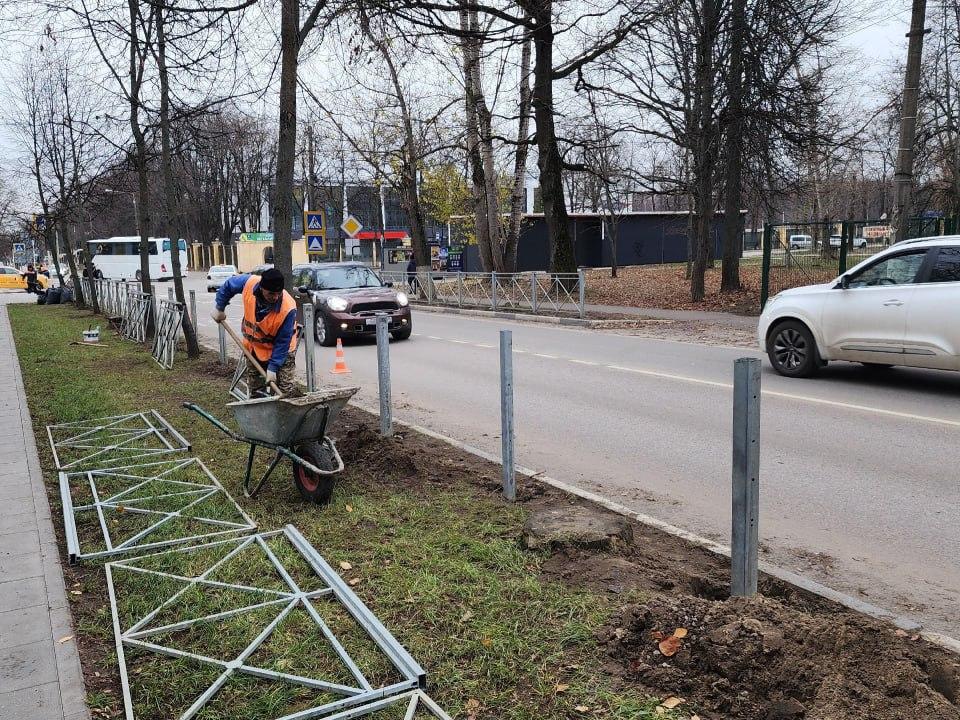 Возле ступинской детской поликлиники укрепляют ограждение вдоль дороги