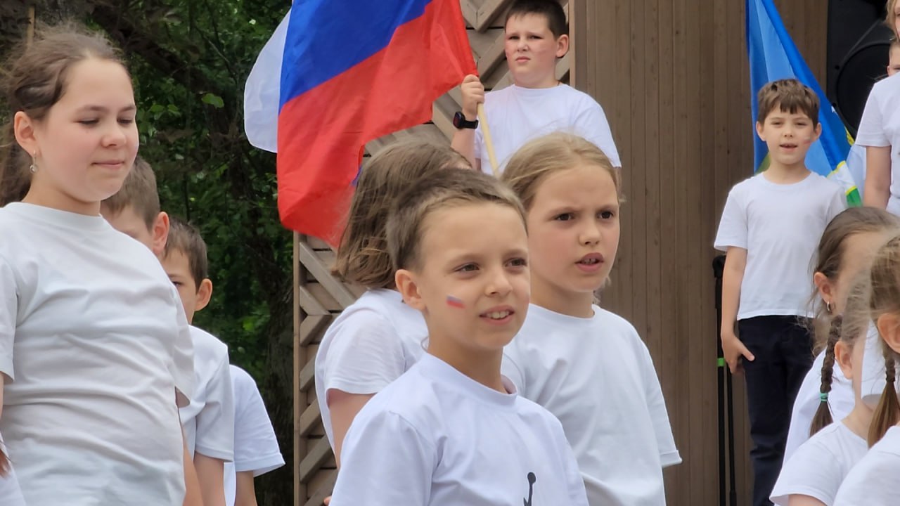 Юные ступинцы отметили День России танцевальным флешмобом