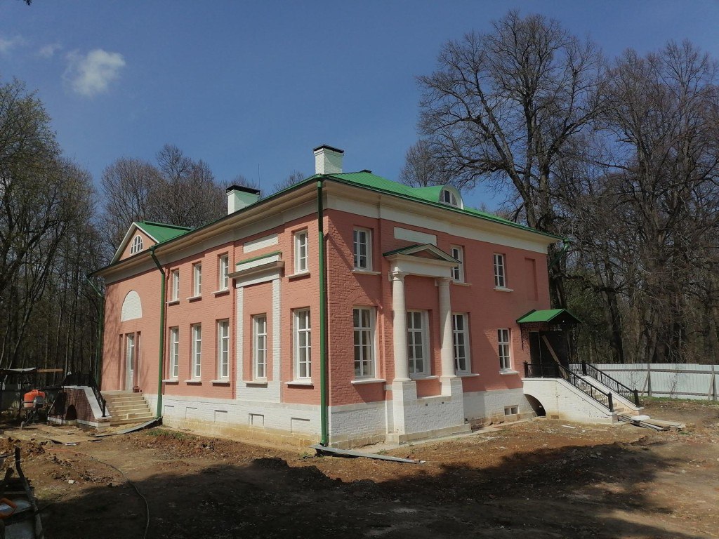 Закончена реставрация фасада главного дома Усадьбы Шаховского в Верзилове