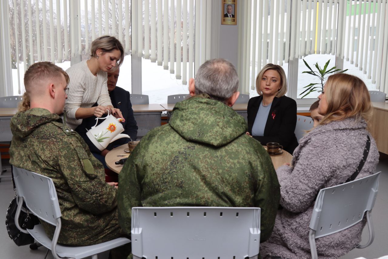 Заместитель главы округа Елена Генералова встретилась с участниками специальной военной операции, приехавшими в отпуск.1