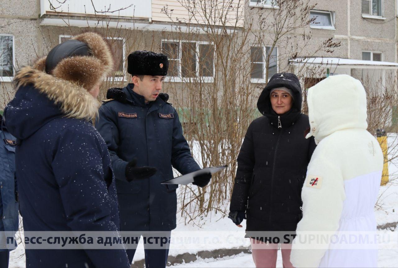 Заместитель главы округа Максим Жуков проверил качество уборки дворов и  общественных территорий в Михнево. / Администрация городского округа Ступино