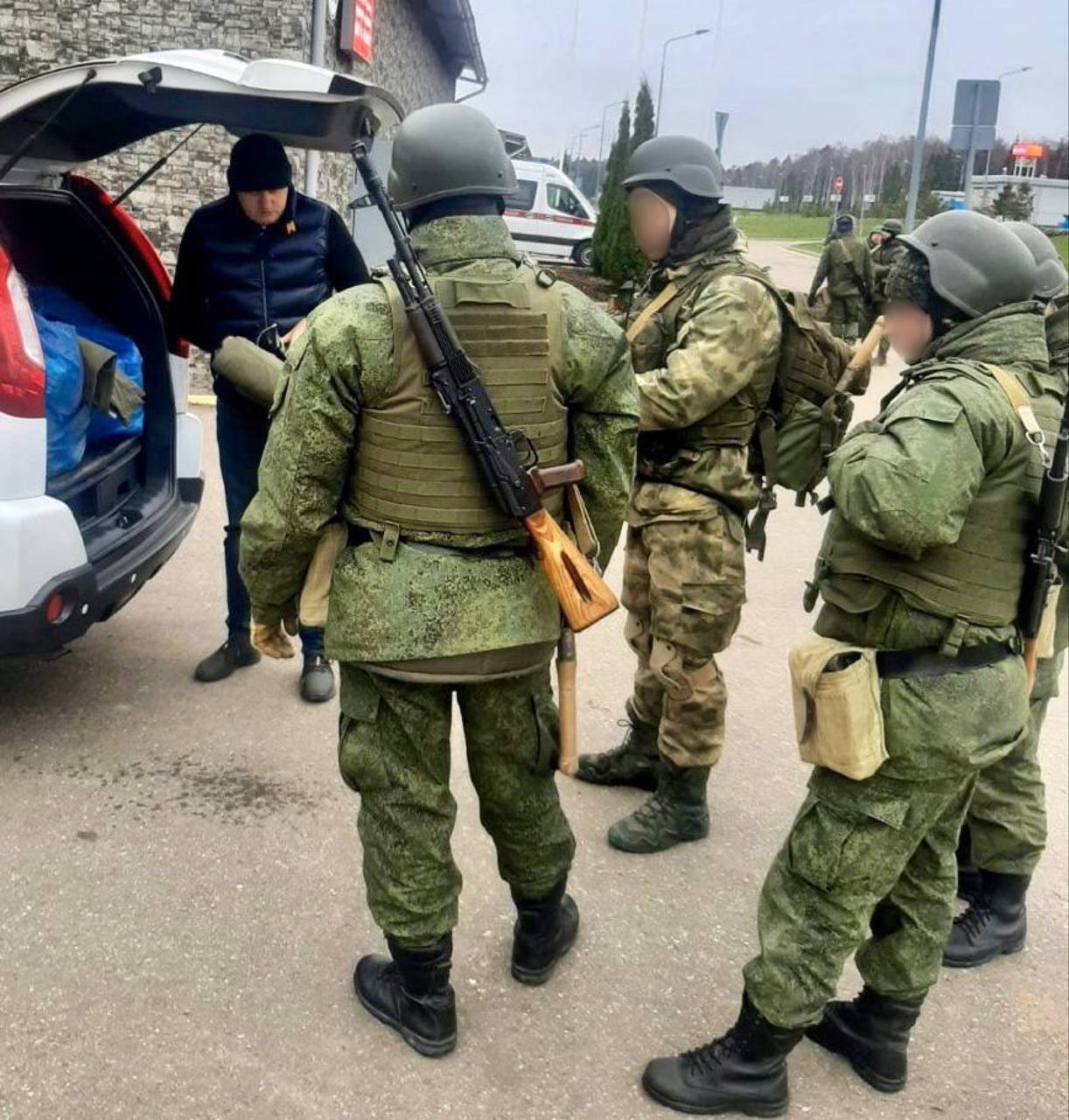 Заместитель главы окружной администрации Сергей Протопопов посетил пункт  приема личного состава, развернутый на базе парка «Патриот» в Кубинке /  Администрация городского округа Ступино