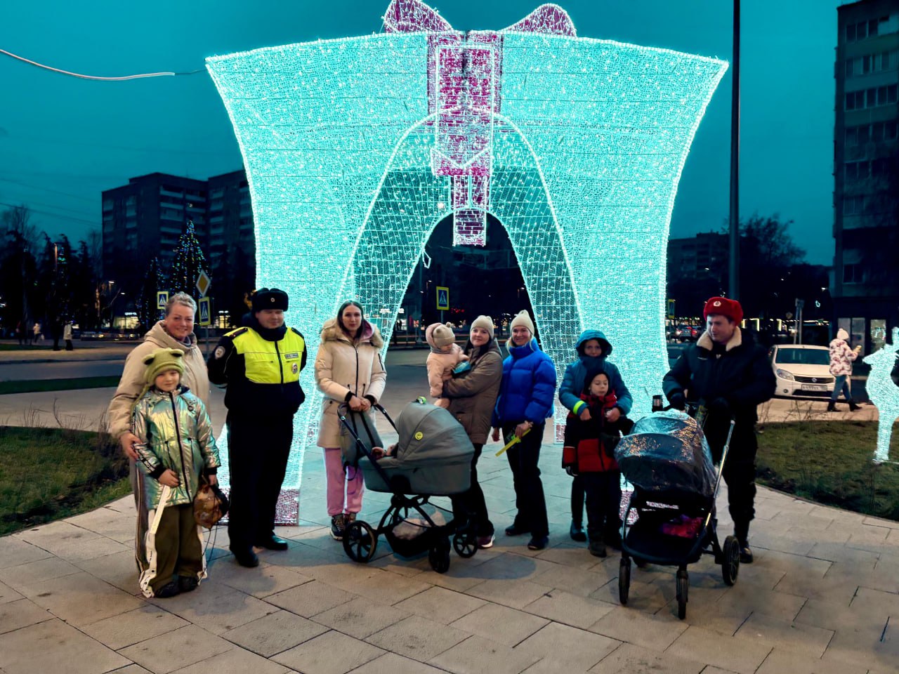 Автоинспектор в Ступино провел беседы с пешими участниками дорожного движения