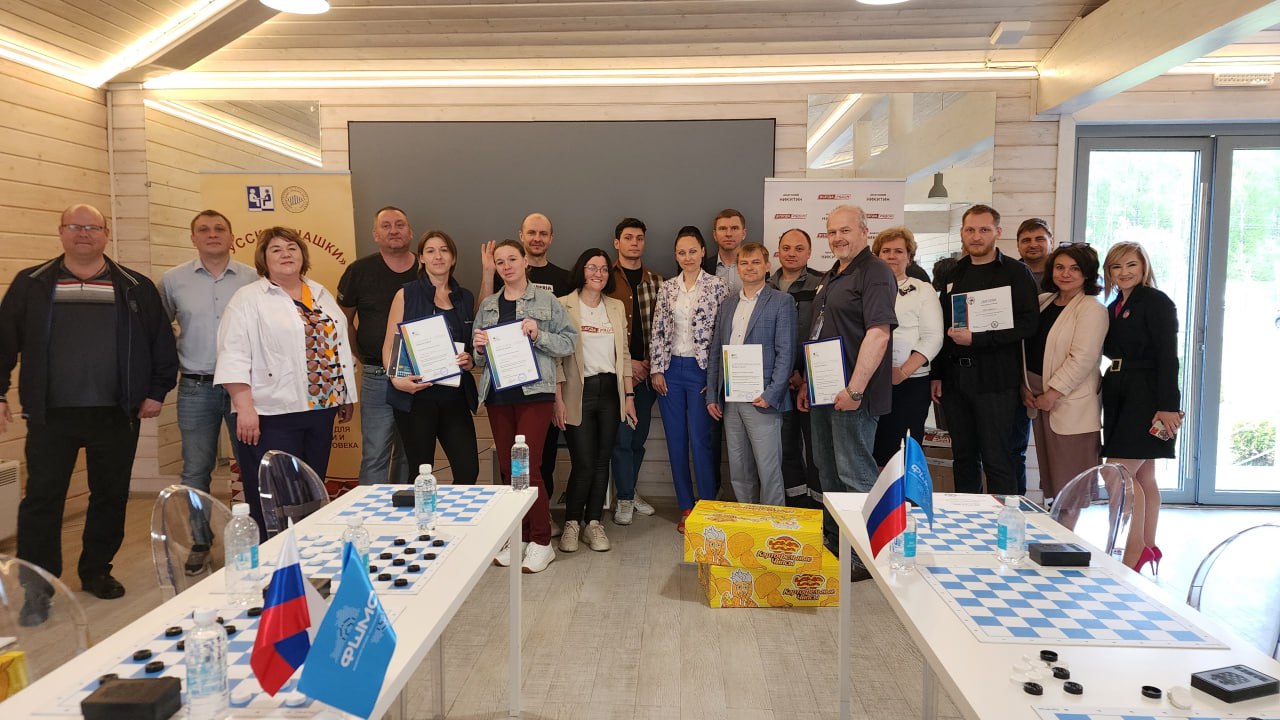 Чемпион мира по шашкам провел сеанс одновременной игры