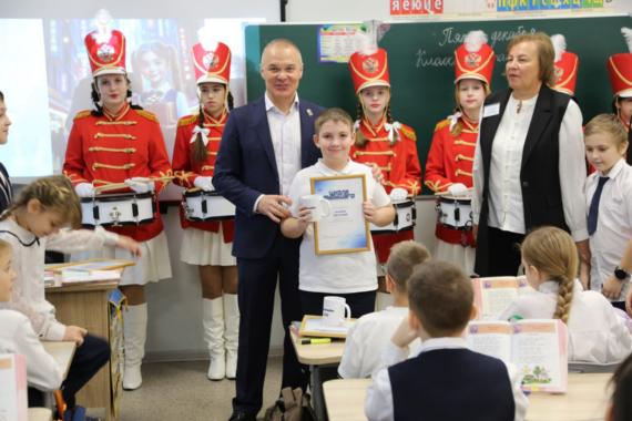 Депутат Госдумы Александр Коган наградил 224 юных художника из пяти муниципалитетов Подмосковья.