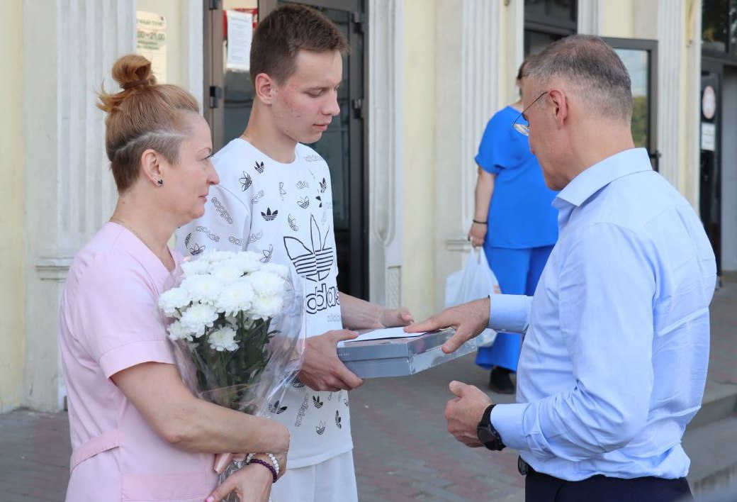 Депутат Госдумы Александр Коган поздравил ступинского мультистобалльника с успешной сдачей ЕГЭ 1