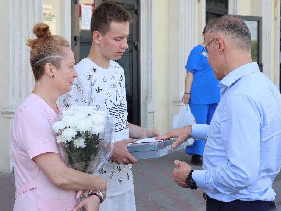 Депутат Госдумы Александр Коган поздравил ступинского мультистобалльника с успешной сдачей ЕГЭ 1