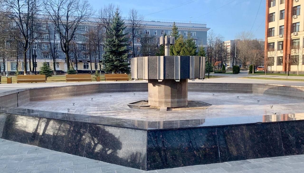 Фонтан в сквере перед зданием администрации