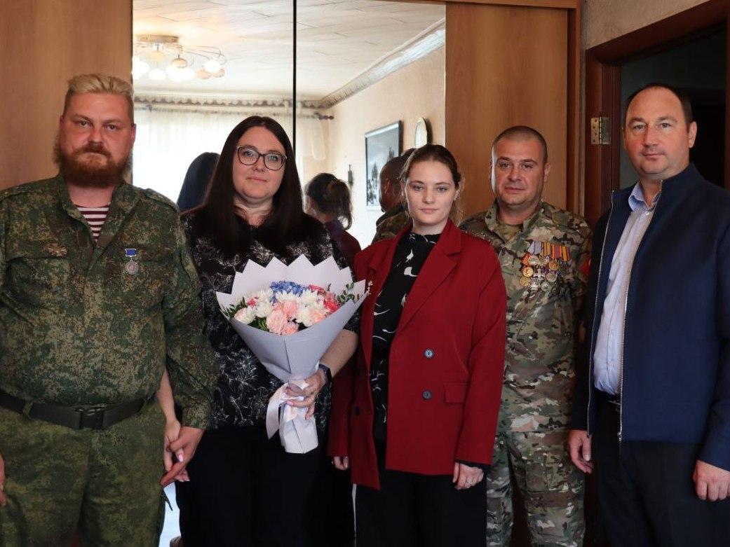 Глава городского округа Ступино поздравил с бракосочетанием участника спецоперации