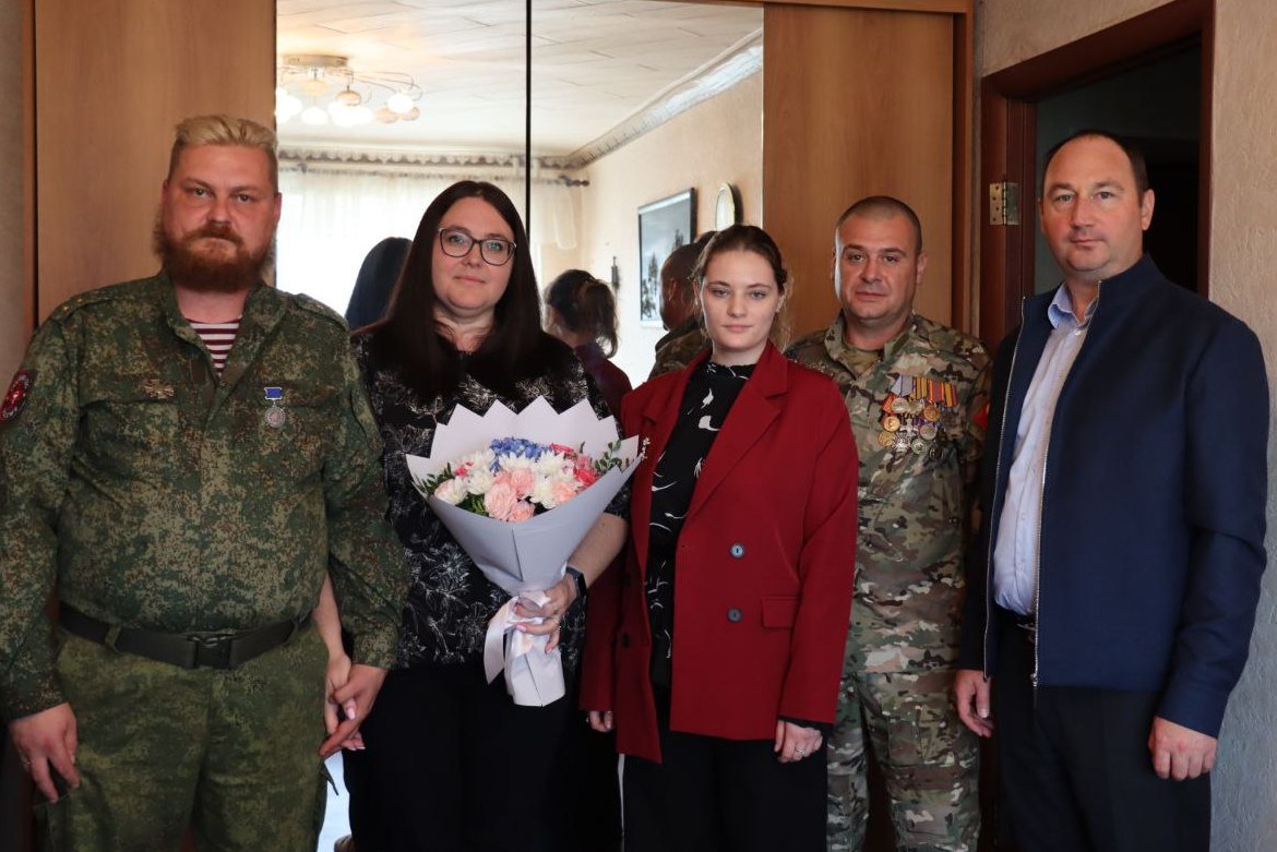 Глава городского округа Ступино поздравил с бракосочетанием участника спецоперации