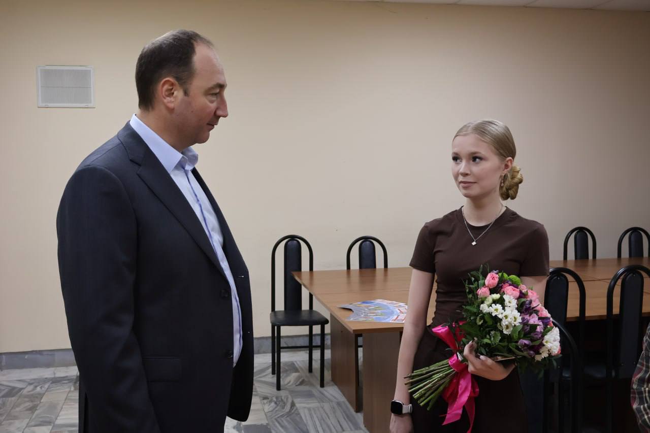 глава округа поздравил дочь героя0611