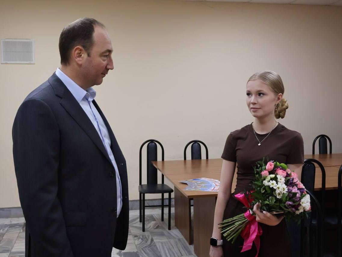 глава округа поздравил дочь героя0611