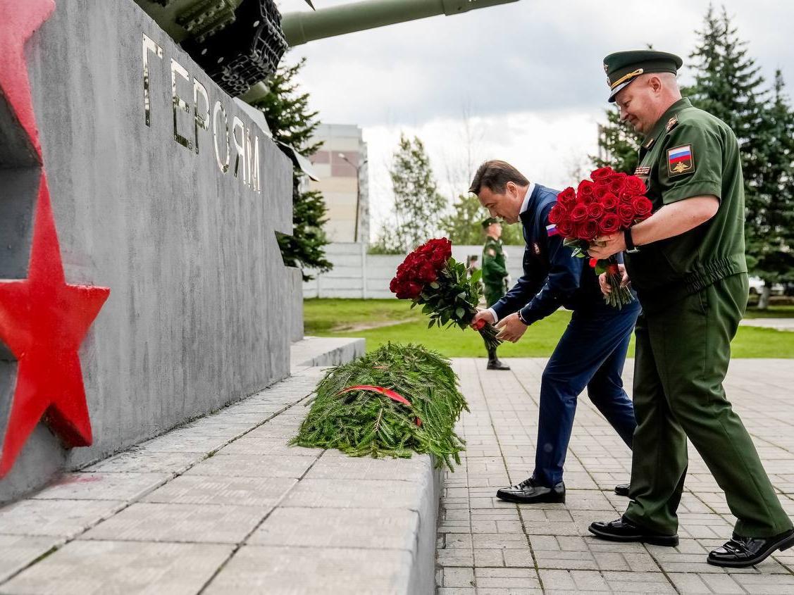 Губернатор  возложил цветы к памятнику «Слава героев-танкистов»