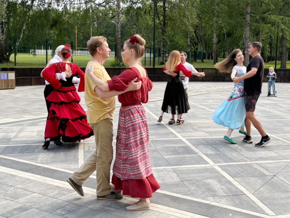 Исторические танцы оживают в Ступинском парке