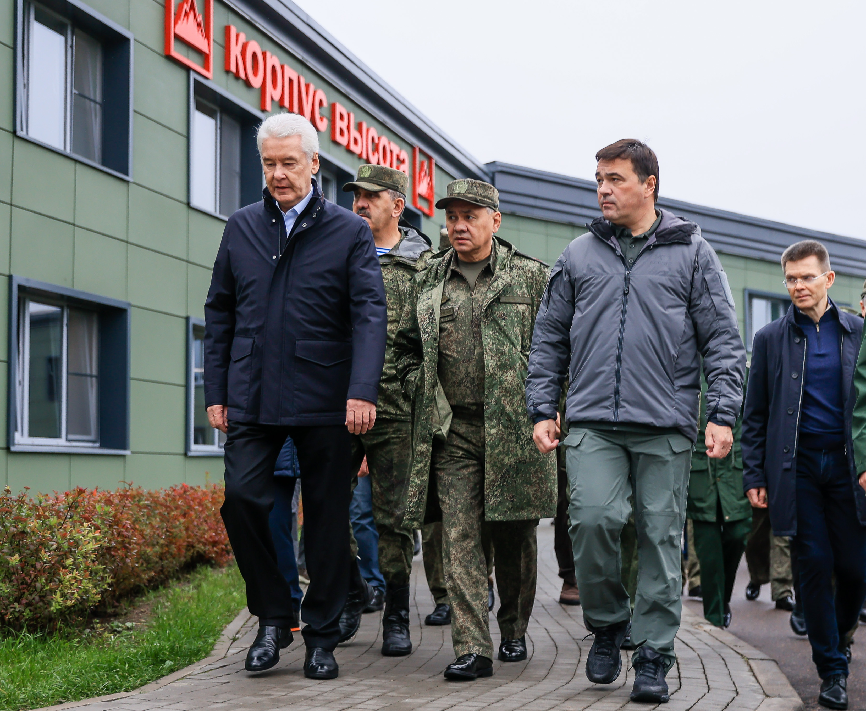 Сергей Шойгу, Андрей Воробьев и Сергей Собянин проверили условия размещения  мобилизованных в парке «Патриот» / Администрация городского округа Ступино
