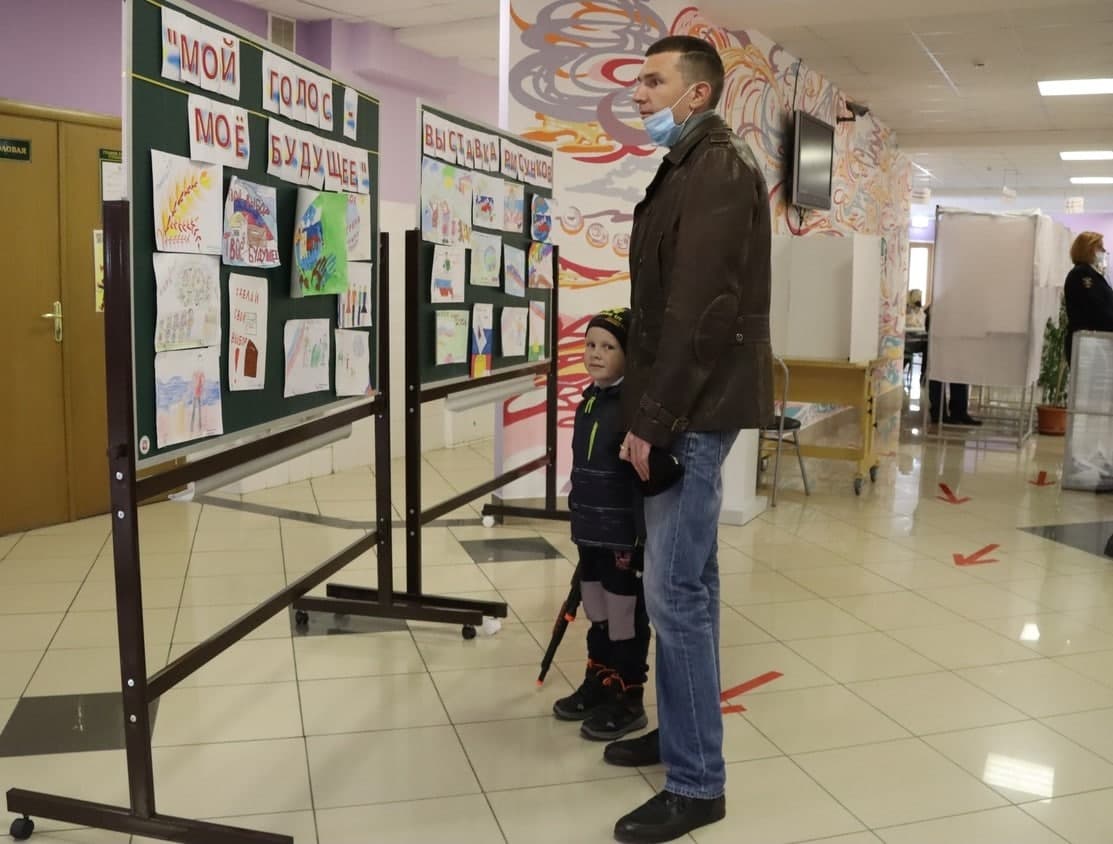 На участке в школе №9 избиратели могут посмотреть выставку рисунков