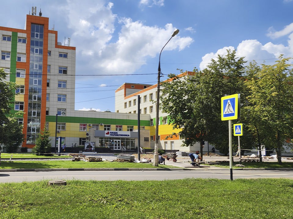 Новый сквер около взрослой поликлиники