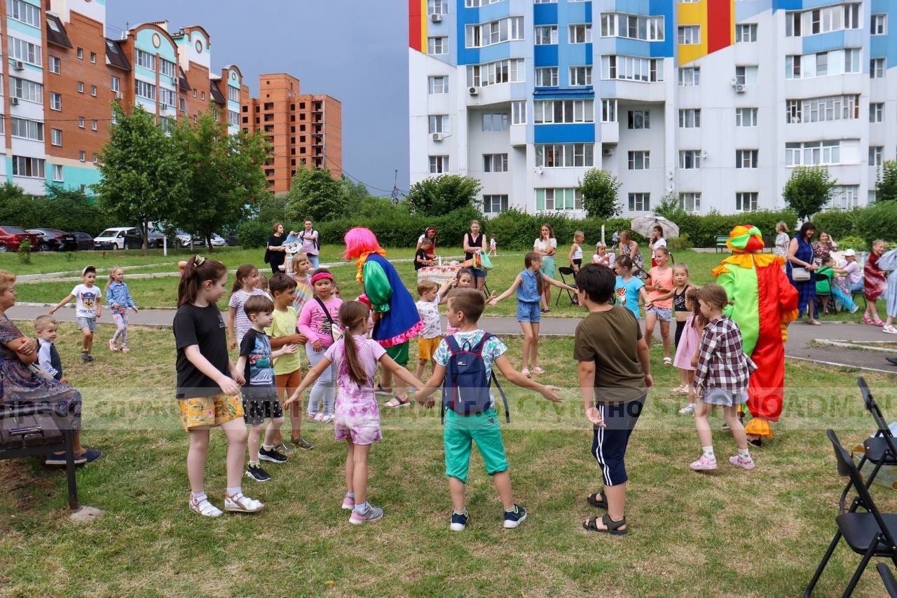 Праздник соседей прошёл во дворе домов №№ 42, 44 на улице Калинина - дождь  не испугал ступинцев / Администрация городского округа Ступино