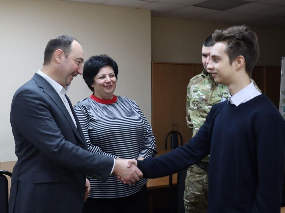 Руководитель муниципалитета Сергей Мужальских поздравил с днем рождения сына погибшего участника СВО2711_2
