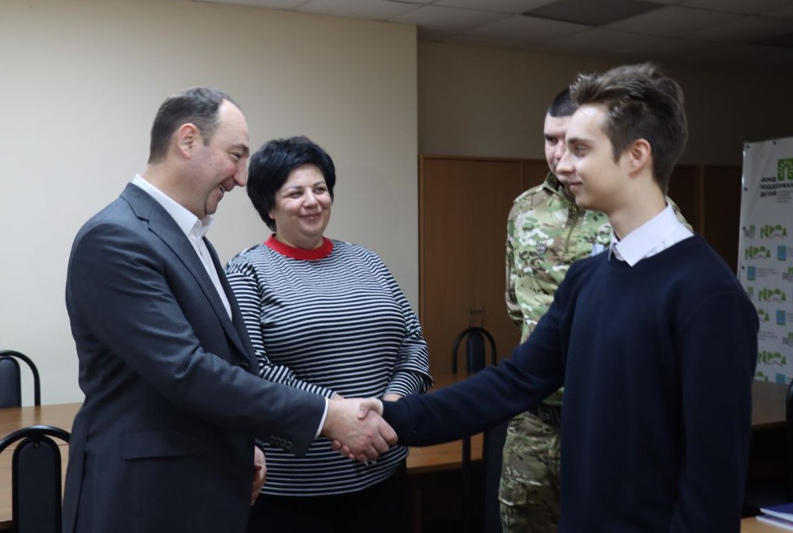 Руководитель муниципалитета Сергей Мужальских поздравил с днем рождения сына погибшего участника СВО2711_2