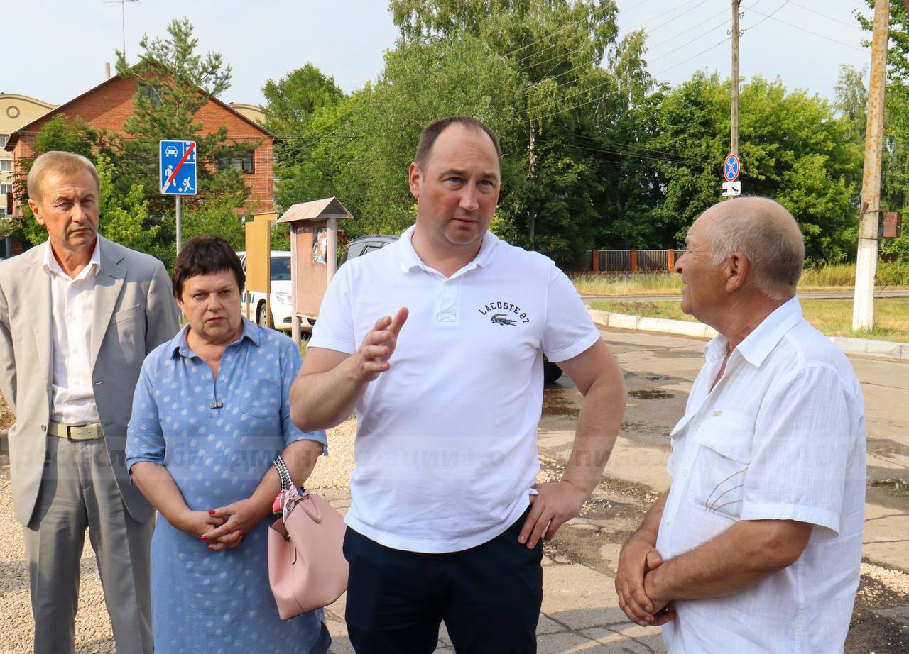 Руководитель муниципалитета вместе с жителями проверил выполнение работ по ремонту дороги в селе Лужники