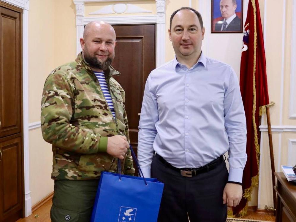 Руководитель округа Сергей Мужальских встретился с участником спецоперации.2911